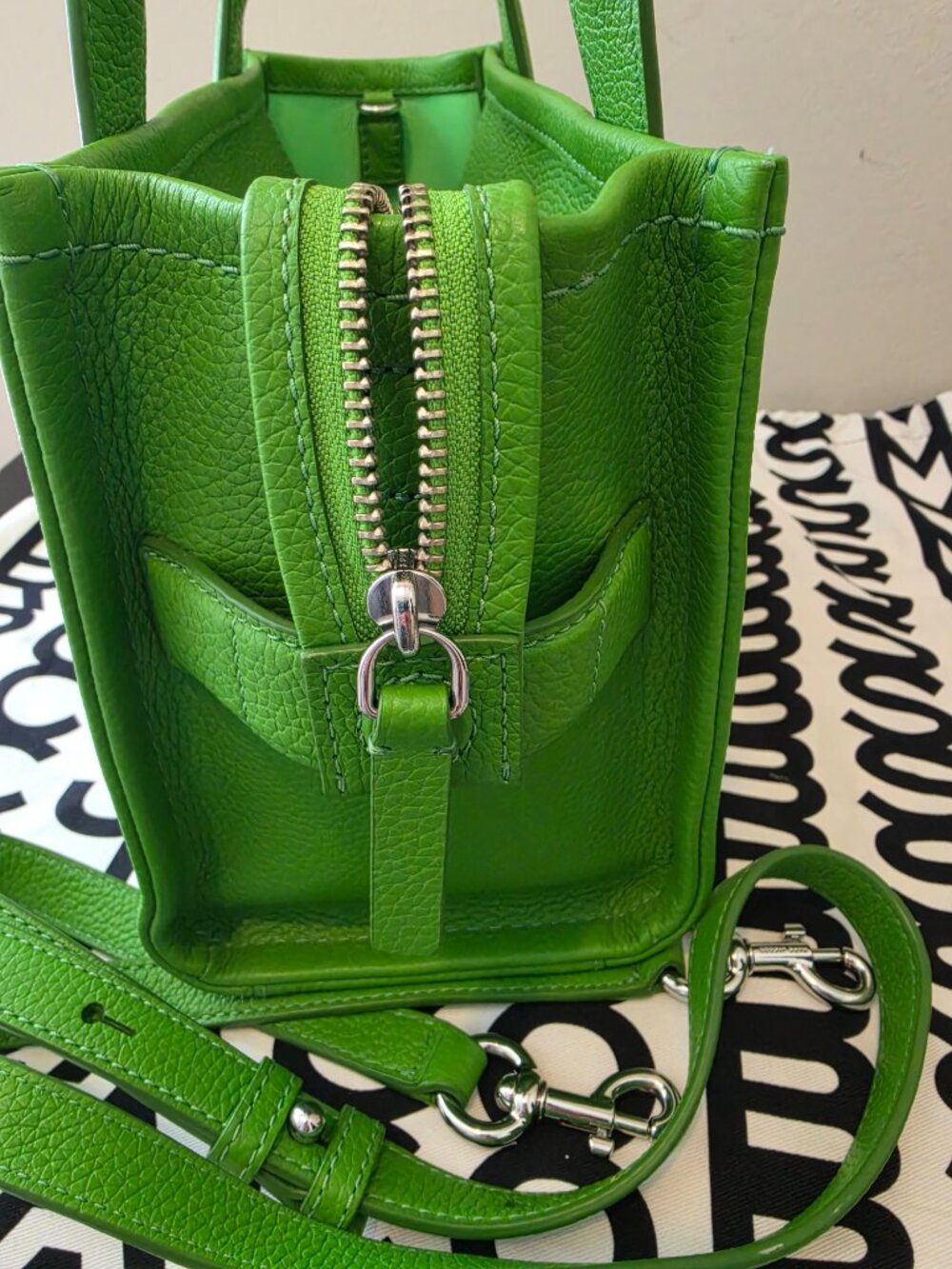 Marc Jacobs Small Leather Green Tote Crossbody w/ Matching Wallet & Tote Charm - Picture 6 of 17